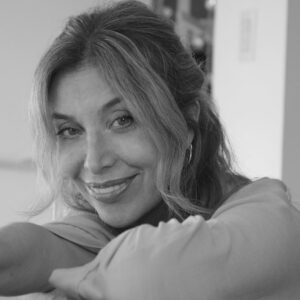 Patricia Viggiano Instagram - - La felicidad es un estado q está dentro nuestro siempre…a veces pasan cosas lindas… y a veces pasan cosas no tan lindas…y así va sucediendo la vida…para todos
A algunos les toca mas, a algunos menos…

Ahora nacimos felices… y sino observemos a los bebés y los niños….
El tema es darnos cuenta de eso….

Sin experiencias no hay aprendizaje… así q no permitas q nada ni nadie entre en ese lugar sagrado… tu felicidad… 

Cuídala, respétala y date siempre lo mejor, xq lo mereces …q sea de adentro hacia afuera, xq como es adentro va a ser afuera…elegite, querete…

Si necesitas soltar situaciones, personas… lo q sea p eso… hacelo a tu ritmo, ahora toma esa decisión…

La vida es un viaje en el q vinimos a aprender….
Inicia tu mejor versión… y vas a ver q lindo se siente!✨

Buen día del trabajador p todos! Pásenlo lindo!🙏✨🤍😊

PH: @sebanaonok 
  @aguspulidook