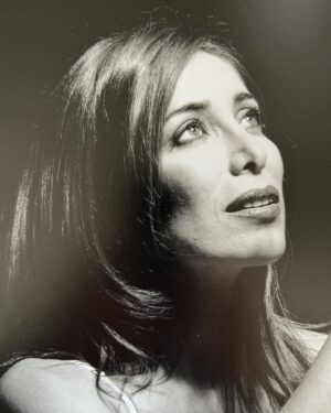 Patricia Viggiano Instagram - Desde esta foto vintage te digo… la vida es demasiado corta p pasarla mal! Si bien los procesos de lo q sea de cada persona llevan el tiempo q ESA PERSONA REQUIERE, lo cual es válido y está genial… está bueno tener claro q si trabajas  p eso… viene la maravillosa aceptación, una nueva visión de los acontecimientos q te da una nueva perspectiva de las circunstancias q nos plantea la vida … aparece el “para que” pasó lo q pasó y lo más increíble … después llega la transformación y la evolución personal q nos lleva al crecimiento y al sublime DISFRUTE!!! 
No te olvides: “Siempre q llovió paro y después de la tormenta siempre sale el sol”
☀️✨☀️✨☀️✨☀️✨☀️✨☀️✨☀️✨
Buena semana p todos!!!✨🤍✨🙏