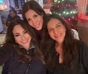 Patricia De Leon Instagram - Y enviamos nuestros deseos al Espíritu de la Navidad para este 2023 que con mucha Fe que vendrá llego que muchas bendiciones, y lo hicimos en Familia, gracias mi princesa por hacer hogar tu hogar el nuestro también y el de muchos…siempre @wayuuprincess te adoro ♥️ 🇻🇪 🇵🇦 🇺🇸