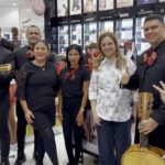 Patricia De Leon Instagram - ¡Celebramos el Día de las Madres con amor y serenata al son de los Mariachis! 🌹💄 Junto a @stevenspanama y @felixonlinepanama llevamos alegría a nuestra querida clientela al ritmo de México Lindo, inspiración de nuestro labial líquido. ¡Un rato ameno con nuestro increíble staff y clientela! 💖 ¡Feliz día a todas las mujeres empoderadas que día a día nos inspiran! 🎉✨ #DíaDeLasMadres #PDLcosméticos #MéxicoLindo #LabialesEnFiesta #EmpoderamientoFemenino