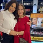 Patricia De Leon Instagram - #felizdiadelamadre 🌺🌺🌺🌺🌺A todas esas mujeres que crían, protegen, curan, enseñan, dan amor, que lo dan TODO por sus hijos.. y muchas veces hacen el rol de mama y también papá! No hay como el amor de una madre… yo he tenido la fortuna de recibirlo de la mía… y la verdad es que hoy soy lo que soy por ella. Mi roca, mi TODO. Te amo @querubebarichovicht … FELIZ DÍA DE LAS MADRES 🇵🇦♥️🌺