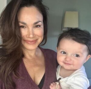 Patricia De Leon Instagram - PERDÓNAME MAMÁ, porq nunca entendí el verdadero significado de la palabra mamá.

Es la carrera más difícil, sacrificada, en donde se hace  de todo, no viene con clases, ni instrucciones, no hay hora de entrada ni salida, en donde no se duerme, la cual imposible cambiarla, en donde te enamoras instantáneamente, y amas incondicionalmente…LA MÁS HERMOSA, Y EXTRAORDINARIA QUE EXISTE, Y NO LA CAMBIARÍA POR NADA EN EL 🌍. 
.
Gracias Dios mío por haberme dado la oportunidad de convertirme en madre, y gracias mamá @querubebarichovicht por ser la mía, y ser extraordinaria.

.
A TODAS USTEDES MAMÁS, mi admiración, mis respetos, mi cariño y no solo hoy pero TODOS LOS DÍAS! .
.NO TE OLVIDES QUE TU ERES UNA SÚPERHEROE.
.
EL SER MADRE ES TENER SUPERPODERES! FELIZ DÍA DE LAS MADRES 🌹🌹🌹🌹🌹🌹♥️♥️♥️