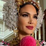 Patricia De Leon Instagram - Esta es solo la cabeza de nuestro hermosísimo traje típico, el cual es hecho a mano y lleva mucho tiempo confeccionarlo, es realmente precioso…el llevarlo puesto es un honor y privilegio. Mismo orgullo y honor que me doy al decir “YO SOY PANAMEÑA”. A ti mi Panamá tierra donde nací te debo: respeto, protección, amor, defenderte como sea, de quien sea, cuando sea y dejarte siempre en alto…. “Mi hermosa tierra..,Hoy te celebro como siempre y solo le pido a Dios que nos limpie de tanta corrupción, que elimine tanto abuso a lo más rico que nos ofreces… tu naturaleza, tus paisajes, tu fauna y que regrese La Paz, la alegria a tu gente pronto” …. Y que finalmente encontremos personas que lleven el mando, que te amen como te mereces y quieran el bienestar de todos los panameños…. #panamanoestaalaventa🇵🇦 . Y como no mencionar a mi talentoso pero sobretodo a un amigo a quien quiero mucho quien me regalo este día, me coloco cada una de estas piezas y me vistió para estas fotos te adoro . Pollera- @joshroneroficial ♥️ Photo- @visionstudio_pa ♥️ @khadine.sanhueza PR ♥️quien hizo posible el reportaje que salió en TVN Y a un lugar muy especial @centralhotelpanama en donde siempre me reciben como en familia y me apoyan en todo….. GRACIAS ♥️