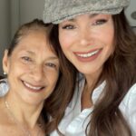 Patricia De Leon Instagram - PERDÓNAME MAMÁ, porq nunca entendí el verdadero significado de la palabra mamá. Es la carrera más difícil, sacrificada, en donde se hace de todo, no viene con clases, ni instrucciones, no hay hora de entrada ni salida, en donde no se duerme, la cual imposible cambiarla, en donde te enamoras instantáneamente, y amas incondicionalmente…LA MÁS HERMOSA, Y EXTRAORDINARIA QUE EXISTE, Y NO LA CAMBIARÍA POR NADA EN EL 🌍. . Gracias Dios mío por haberme dado la oportunidad de convertirme en madre, y gracias mamá @querubebarichovicht por ser la mía, y ser extraordinaria. . A TODAS USTEDES MAMÁS, mi admiración, mis respetos, mi cariño y no solo hoy pero TODOS LOS DÍAS! . .NO TE OLVIDES QUE TU ERES UNA SÚPERHEROE. . EL SER MADRE ES TENER SUPERPODERES! FELIZ DÍA DE LAS MADRES 🌹🌹🌹🌹🌹🌹♥️♥️♥️