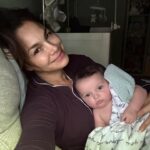 Patricia De Leon Instagram - 🎂 Hijo mío hoy cumples 6 meses de vida. Esta es una foto de una de las noches que hemos compartido juntos, mientras no podías dormir. Es cierto cuando dicen que el amor de una madre con su hijo es incondicional, e inexplicable. Después de estar enferma durante todo mi embarazo con Hyperemesis y ahora con mi postpartum, te miro y tú lo vales todo. Dios mío gracias por mi más grande bendición. . Te amo Julien Chester ♥️
