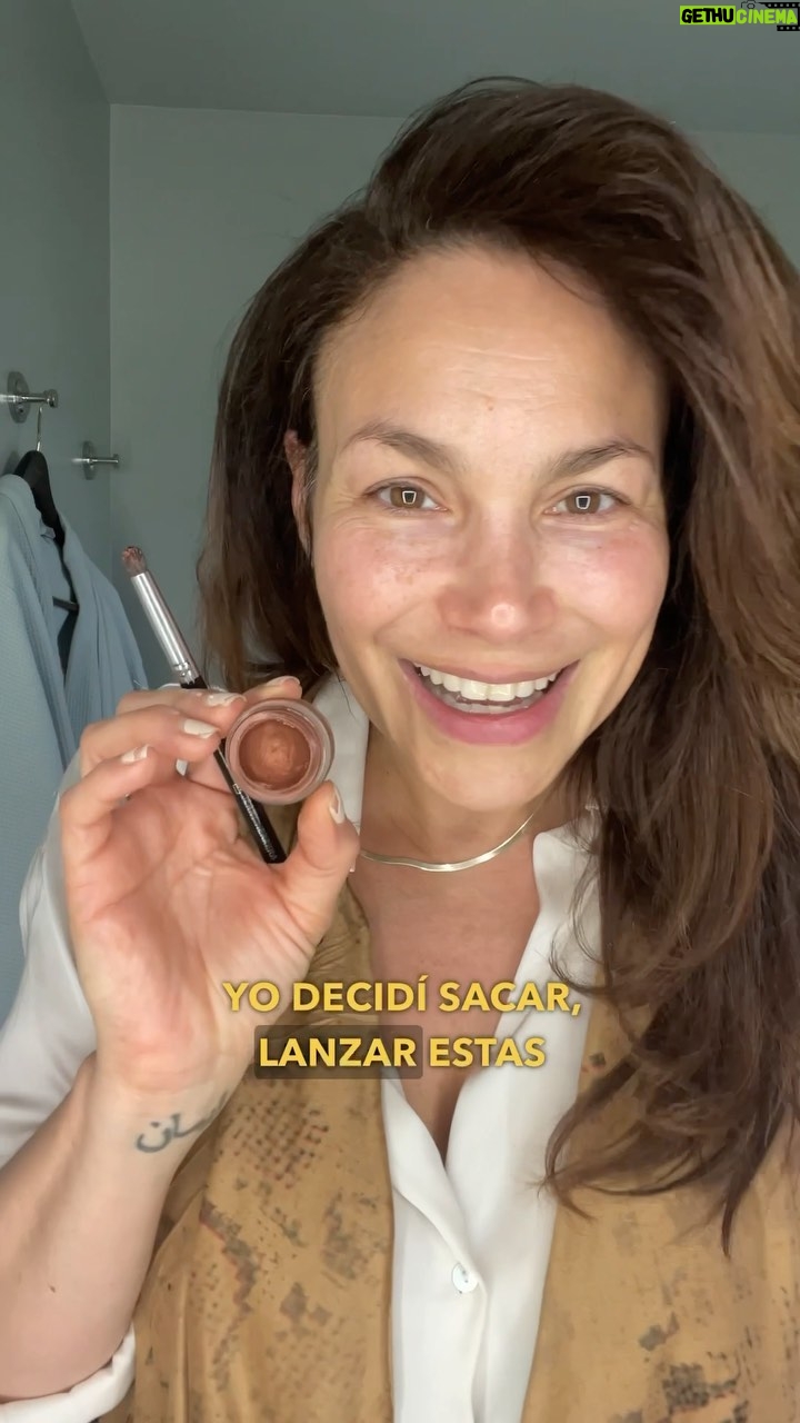 Patricia De Leon Instagram - ¡Sombras en Crema de PDL Cosmetics! ¡Tres, dos, uno... ¡PDL Cosmetics ya tiene sombras en crema! ¡Sí, puedes creerlo! Estas sombras en crema son una solución perfecta para aquellos que batallan con las sombras en polvo. ¡Aprovecha ahora y haz un upgrade a tu maquillaje! Del 8 al 18 de junio en 20% de descuento sólo en @stevenspanama #pdlcosmetics #sombrasprofesionales #maquillaje #sombrasencreama #polvomaquillaje #beautywednesdays #vibrabelleza #bellezaymaquillaje