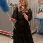 Patricia Kelly Instagram - Wenn du mal wieder zu viel Wartezeit vorm Auftritt hast… 🤪😆 „Christmas With You“ ist auf allen Streaming-Plattformen verfügbar, hört mal rein 🎄🎄 👉🏻 https://umg.lnk.to/ChristmasWithYou #ChristmasWithYou #christmas #song #weihnachten #weihnachtsmusik #artist #patriciakelly #kellyfamily #thekellyfamily #youarespecial