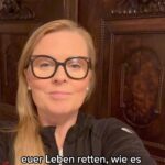 Patricia Kelly Instagram - Ihr Lieben, gemeinsam mit Silke vom Verein @lebensheldin und @asobenhaus habe ich einen Podcast aufgenommen, den ich euch hiermit ans Herz legen möchte. Ich spreche über meine Erfahrung mit Brustkrebs und alles, was damit einhergeht. Krebs ist ein Thema, das das ganze Jahr wichtig ist und mir ist es ein großes Anliegen, immer wieder auf Vorsorge hinzuweisen. Denn Vorsorge kann Leben retten - es hat auch meins gerettet 🙏🏻 Also, hört doch mal rein und macht am besten direkt einen Termin für eure nächste Vorsorgeuntersuchung aus ❤ ‚LebensHeldin!“-Podcast: ➡ https://lebensheldin.de/podcast (Link in Bio & Stories) #brustkrebs #breastcancer #awareness #podcast #Erfahrungen #lebensheldin #brustkrebsdeutschland #patriciakelly #kellyfamily #thekellyfamily