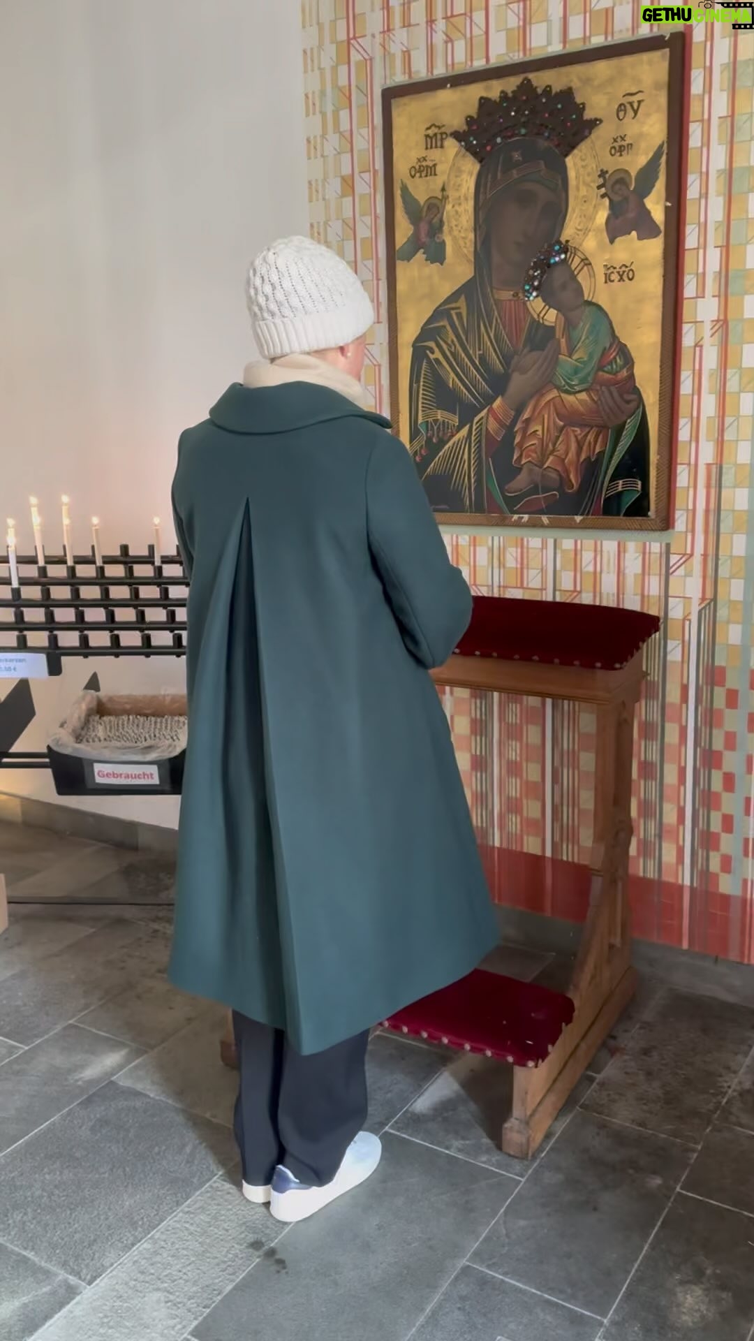 Patricia Kelly Instagram - Wishing you all a Blessed Sunday 🙏♥️ #prayer #faith #holymass #family #patriciakelly #kellyfamily #thekellyfamily