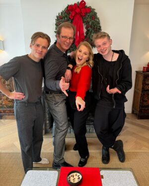 Patricia Kelly Instagram - Merry Christmas to everyone!🎄🌟🎄🎄 lots of love and joy in these days to you & loved ones 🎄♥️❄️🎄🎄 wie feiert ihr die Weihnachtstage?  @denis.sawinkin.official @sawinkinalexander @iggikelly_official 
#christmas #family #christianfaith #faith #hope #peace #birthofjesus #holydays #patriciakelly #kellyfamily #thekellyfamily