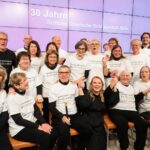 Patricia Kelly Instagram - Am vergangenen Freitag habe ich im Rahmen des 30. Jubiläums der @schlaganfallhilfe mit ganz tollen Menschen singen dürfen, dem Aphasie Chor Berlin. In diesem Chor singen Menschen, die in Folge eines Schlaganfalls in der Sprache beeinträchtigt sind, denen das Singen aber hilft, sie wieder zu erlernen. Schon bei den Proben hatte ich Gänsehaut und noch mehr, als sie dann später bei „An Angel“ und „Amazing Grace“ eingestimmt haben. 🙏🏻🙏🏻 Immer wieder habe ich an meinen eigenen Papa denken müssen… Es war ein hochemotionaler Abend und für mich eines der absoluten Highlights in diesem Jahr. Ich möchte hiermit jedem einzelnen von ihnen danken. Danke, dass ich mit euch auf der Bühne stehen durfte, ich werde das nie vergessen!! Ich bin ehrlich, ich war vor diesem Auftritt aufgeregter, als bei einem Konzert vor 20.000 Menschen. Wir wollten einen tollen Abschluss für diese wundervolle Veranstaltung und ich glaube, das war es am Ende auch. Nicht wegen mir, sondern wegen dieser Menschen, die trotz ihres Schicksals im Leben stehen und sich regelmäßig zum gemeinsamen Singen treffen. Ich weiß, ich wiederhole mich, aber großer Dank an die Stiftung Deutsche Schlaganfall-Hilfe, Frau Liz und Brigitte Mohn, allen Mitarbeitern und Spendern, die diese wichtige Sache unermüdlich unterstützen. 🙏🏻 God bless you Patricia Spread the word, spread awareness 📸: Caro Hoene #gemeinsamstark #stroke #schlaganfall #jedenkannestreffen #aphasie #aphasiechorberlin #emotional #schlaganfallhilfe #botschafterin #patriciakelly #kellyfamily #thekellyfamily