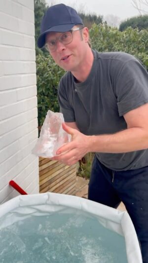 Patricia Kelly Instagram - I married an iceman 🥶😰🥶❄️🧊💙🩵 
@denis.sawinkin.official ❤️ #ice #bath #icebath #healthy #notforme #winter #eis #eisbad #wimhof #husband #love #family #gesundheit #patriciakelly #kellyfamily #thekellyfamily