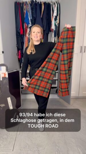 Patricia Kelly Instagram - Könnt ihr euch noch an diese Hose erinnern?? 😍😍 Es ist tatsächlich schon 30 Jahre her, dass ich sie getragen habe 🕰️ Meine Lieblingshose damals und ein echtes Unikat. Falls ihr Fotos davon habt, teilt sie doch in euren Stories und verlinkt mich ❤️ #kellyoutfits #backinthedays #patriciakellycloset #kellyklamotte #karohose #90er #patriciakelly #kellyfamily #thekellyfamily
