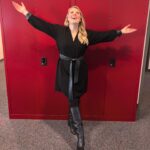 Patricia Kelly Instagram - LET‘S ROCK 2024 🎊🍀 Ihr Lieben, ich möchte mich von ganzem Herzen bei jedem einzelnen von euch für euren unendlichen Support bedanken. 2023 war sicherlich, in vielerlei Hinsicht, eine Challenge für mich und auch für viele um mich herum, wie ich in Gesprächen höre. Mir ging es in diesem Jahr gut, aber es gab viele Veränderungen in meinem beruflichen Leben. In einer von Krisen geprägten Zeit, die für uns Künstler noch immer geprägt ist von Nachwirkungen der Pandemie. Aber wir haben gekämpft uns nicht unterkriegen lassen. 💪🏻 Aus der Vergangenheit habe ich gelernt, dass wenn sich eine Türe schließt, sich eine andere öffnet. Und das wurde in diesem Jahr wieder bestätigt: Jede Krise ist auch eine Chance. Es gibt viele Opportunities, die ich vorher nicht gesehen haben. Und so ist es, dass ich, so schwer der Anfang des Jahres war, mit großer Zuversicht, Aufregung und Hoffnung auf das neue, kommende Jahr blicke. Ich freue mich auf meine zahlreichen Projekte, an denen ich arbeite und ganz besonders auf meine Tour im Frühjahr. 🤩🎊😍 Eines muss ich an dieser Stelle ganz klar sagen: Wäret ihr nicht hier, würdet ihr mich nicht supporten, wäre das alles – milde ausgedrückt – schwierig. In der heutigen Zeit, mit der Wandlung durch die Digitalisierung, ist Social Media zu dem wichtigsten Transportmedium geworden, um meine Musik zu meinem Publikum zu bringen. Dank euch kann ich weiterhin Musik machen und Songs schreiben, was ich so sehr liebe. Thank you!! Ihr habt mich hier supported in einer der most challenging times meines Berufes. Wie immer in den letzten Jahren werde ich mir jetzt ein paar freie Tage, eine Woche, nehmen, um etwas abzuschalten. Dann komme ich voller Energie wieder und freue mich auf ein weiteres Jahr, in dem ich schöne Momente meines Lebens mit euch teile und wir die Reise gemeinsam in Social Media fortsetzen. Es ist ein Segen, dass ich dieses Medium habe und mit euch direkt kommunizieren kann, das wäre in den 90ern nicht möglich gewesen… Ich kann euch einen Einblick in meinen Alltag geben und euch auf meiner Lebensweg-Reise mitnehmen. 🥹 Ich bin sehr dankbar für eure Treue und unendlichen Support 🙏🏻🙏🏻🙏🏻 Love you all, God bless Patricia