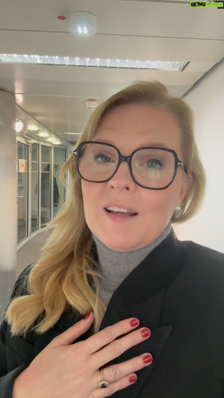 Patricia Kelly Instagram - Ihr Lieben, ich kann es gar nicht richtig glauben, aber mein Parfüm „YOU ARE SPECIAL“ wird in den kommenden Tagen vermutlich ausverkauft sein. Mein Team und ich haben überhaupt nicht damit gerechnet und ich bin so happy, dass euer Interesse daran so riesig ist… Thank you!!!🥹♥️ Wenn ihr es noch vor Weihnachten haben wollt, müsst ihr euch beeilen. 👉🏻 www.patricia-kelly.beauty (Link in Bio) Wir werden das Parfüm so schnell wie möglich nachproduzieren lassen, aber es ist wie beim Wein: Es muss eine Weile reifen, damit es richtig gut ist. Es dauert dann also einige Zeit, bis wir es wieder auf Vorrat haben 😀 Ihr Lieben, habt einen schönen Sonntagabend und noch einmal: THANK YOU!! ♥️♥️ #parfüm #madeinitaly #perfume #youarespecial #italien #quality #patriciakellyperfume #duft #fragrance #patriciakelly #kellyfamily #thekellyfamily