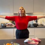 Patricia Kelly Instagram - Wenn sich keiner mehr wundert, dass die Mama beim Küche putzen abdreht… 😂🔥💃 Tanzt ihr auch durch die Küche??? @denis.sawinkin.official @iggikelly_official #christmaswithyou #song #Weihnachten #Christmas #Family #deniskocht #ichputzedanachdreistundendieküche #familie #crazy #allehelfenmit #patriciakelly #kellyfamily #thekellyfamily