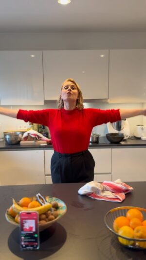 Patricia Kelly Instagram - Wenn sich keiner mehr wundert, dass die Mama beim Küche putzen abdreht… 😂🔥💃 Tanzt ihr auch durch die Küche??? @denis.sawinkin.official @iggikelly_official #christmaswithyou #song #Weihnachten #Christmas #Family #deniskocht #ichputzedanachdreistundendieküche #familie #crazy #allehelfenmit #patriciakelly #kellyfamily #thekellyfamily