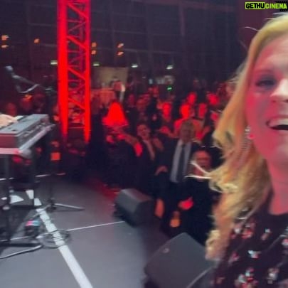 Patricia Kelly Instagram - You guys were absolut rock n roll 🤵🏻👗🎤🎉🥳 I am going to hire you for my tour!! Vergangenen Samstag bin ich mit meiner Band bei der Charity-Gala @flyandhelp aufgetreten.It was an honor to help out for this wonderful project from a wonderful family… Durch diesen wunderbaren Abend in Bonn kamen 350.000€ zusammen, mit denen 8 Schulen in benachteiligten Regionen gebaut werden können 🙏🏻🙏🏻 Wir Künstler haben auf unsere Gage verzichtet, um die gute Sache zu unterstützen. PS: Jessina, die Tochter des Fly & Help-Gründers Reiner Meutsch, war früher auch ein riesiger Kellyfan und hatte ihr ganzes Zimmer voller Postern von uns 😁 #kellyfansareeverywhere #kellyfansareepic @ianalexandergriffiths @thomas.sauerborn @jan.lammert @markusbraunsounds #frackmeetsrocknroll #greatfun #thankyou #charity #goodcause #schule #gala #flyandhelp #patriciakelly #kellyfamily #thekellyfamily