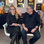 Patricia Kelly Instagram - Vor Kurzem war @oliverstoldt von @premium_speakers bei uns zu Besuch, er war auf Geschäftsreise und hat Halt bei uns gemacht 😀 Oliver kam vor ein paar Jahren direkt auf mich zu, um mich zu fragen, ob ich nicht Vorträge machen möchte. Ich hatte selbst schon mit dem Gedanken gespielt, aber bis dahin war das kein präsentes Thema. Mittlerweile bin ich regelmäßig gebucht, unter anderem für die Industrie, für große Firmen. Es macht mir so viel Freude zu sehen, dass ich Menschen bewegen und motivieren kann 🙏🏻 Mein Ziel war es schon immer, auf der Bühne Menschen zu bewegen. In welcher Form, sei es durch Musik oder eine Keynote oder als Botschafterin, ist dabei nicht wichtig. Die Hauptsache ist, dass ich die Menschen erreiche. Das ist eine große Erfüllung für mich, es steckt ein Sinn dahinter. Ich sehe, dass Menschen sich in meiner Geschichte wiederfinden. Wie ich Höhen und Tiefen des Lebens überwunden habe und wie ich damit umgehe. Wir alle haben Parallelen in unseren Leben. Menschen kommen nach dem Vortrag mit Tränen in den Augen zu mir und das zeigt mir, dass ich etwas beitragen kann. Es ist nicht nur Spaß, sondern eine sinnvolle Aufgabe. Es geht um Mut, um Motivation, um nicht-aufgeben und immer wieder aufstehen 🙂 Also, falls ihr eine Rednerin sucht oder einen Vortrag braucht, meldet euch bei ➡️ @premium_speakers und fragt mich an 😂😅 #keynote #mut #resilienz #krisealschance #premiumspeakers #vortrag #patriciakelly #kellyfamily