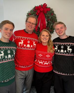 Patricia Kelly Instagram - Merry Christmas to everyone!🎄🌟🎄🎄 lots of love and joy in these days to you & loved ones 🎄♥️❄️🎄🎄 wie feiert ihr die Weihnachtstage?  @denis.sawinkin.official @sawinkinalexander @iggikelly_official 
#christmas #family #christianfaith #faith #hope #peace #birthofjesus #holydays #patriciakelly #kellyfamily #thekellyfamily