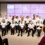 Patricia Kelly Instagram - Am vergangenen Freitag habe ich im Rahmen des 30. Jubiläums der @schlaganfallhilfe mit ganz tollen Menschen singen dürfen, dem Aphasie Chor Berlin. In diesem Chor singen Menschen, die in Folge eines Schlaganfalls in der Sprache beeinträchtigt sind, denen das Singen aber hilft, sie wieder zu erlernen. Schon bei den Proben hatte ich Gänsehaut und noch mehr, als sie dann später bei „An Angel“ und „Amazing Grace“ eingestimmt haben. 🙏🏻🙏🏻 Immer wieder habe ich an meinen eigenen Papa denken müssen… Es war ein hochemotionaler Abend und für mich eines der absoluten Highlights in diesem Jahr. Ich möchte hiermit jedem einzelnen von ihnen danken. Danke, dass ich mit euch auf der Bühne stehen durfte, ich werde das nie vergessen!! Ich bin ehrlich, ich war vor diesem Auftritt aufgeregter, als bei einem Konzert vor 20.000 Menschen. Wir wollten einen tollen Abschluss für diese wundervolle Veranstaltung und ich glaube, das war es am Ende auch. Nicht wegen mir, sondern wegen dieser Menschen, die trotz ihres Schicksals im Leben stehen und sich regelmäßig zum gemeinsamen Singen treffen. Ich weiß, ich wiederhole mich, aber großer Dank an die Stiftung Deutsche Schlaganfall-Hilfe, Frau Liz und Brigitte Mohn, allen Mitarbeitern und Spendern, die diese wichtige Sache unermüdlich unterstützen. 🙏🏻 God bless you Patricia Spread the word, spread awareness 📸: Caro Hoene #gemeinsamstark #stroke #schlaganfall #jedenkannestreffen #aphasie #aphasiechorberlin #emotional #schlaganfallhilfe #botschafterin #patriciakelly #kellyfamily #thekellyfamily