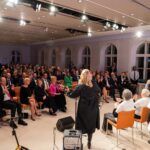 Patricia Kelly Instagram - Am vergangenen Freitag habe ich im Rahmen des 30. Jubiläums der @schlaganfallhilfe mit ganz tollen Menschen singen dürfen, dem Aphasie Chor Berlin. In diesem Chor singen Menschen, die in Folge eines Schlaganfalls in der Sprache beeinträchtigt sind, denen das Singen aber hilft, sie wieder zu erlernen. Schon bei den Proben hatte ich Gänsehaut und noch mehr, als sie dann später bei „An Angel“ und „Amazing Grace“ eingestimmt haben. 🙏🏻🙏🏻 Immer wieder habe ich an meinen eigenen Papa denken müssen… Es war ein hochemotionaler Abend und für mich eines der absoluten Highlights in diesem Jahr. Ich möchte hiermit jedem einzelnen von ihnen danken. Danke, dass ich mit euch auf der Bühne stehen durfte, ich werde das nie vergessen!! Ich bin ehrlich, ich war vor diesem Auftritt aufgeregter, als bei einem Konzert vor 20.000 Menschen. Wir wollten einen tollen Abschluss für diese wundervolle Veranstaltung und ich glaube, das war es am Ende auch. Nicht wegen mir, sondern wegen dieser Menschen, die trotz ihres Schicksals im Leben stehen und sich regelmäßig zum gemeinsamen Singen treffen. Ich weiß, ich wiederhole mich, aber großer Dank an die Stiftung Deutsche Schlaganfall-Hilfe, Frau Liz und Brigitte Mohn, allen Mitarbeitern und Spendern, die diese wichtige Sache unermüdlich unterstützen. 🙏🏻 God bless you Patricia Spread the word, spread awareness 📸: Caro Hoene #gemeinsamstark #stroke #schlaganfall #jedenkannestreffen #aphasie #aphasiechorberlin #emotional #schlaganfallhilfe #botschafterin #patriciakelly #kellyfamily #thekellyfamily