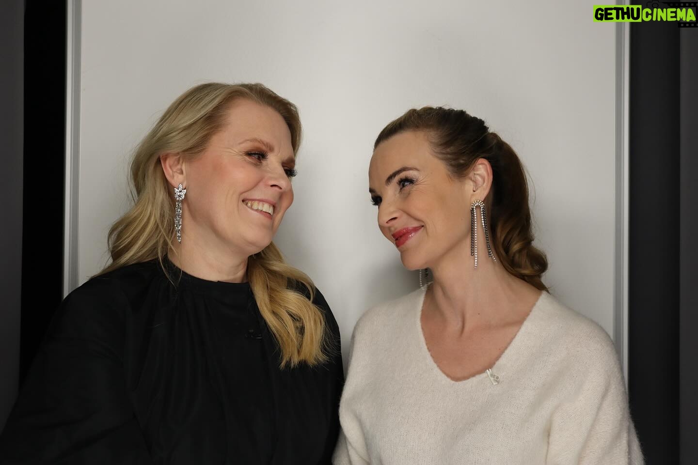 Patricia Kelly Instagram - In der Fotobox wurde am Ende der Sendung noch einmal gekuschelt! 🥰 Schön, dass du bei uns warst, liebe @patriciakelly.official ! ❤️ #galaloves #galagoestv #galaimtv #annikalau #patriciakelly