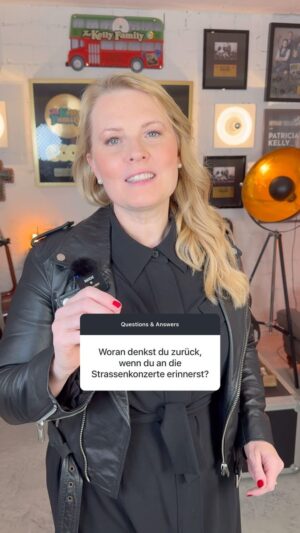 Patricia Kelly Instagram - Die Zeit der Straßenkonzerte, die Streetlife-Time gehört für mich zu den schönsten Zeiten mit meinen Geschwistern und mit euch 🥰 
Wir waren frei, wir waren unabhängig, wir waren eine Einheit. Und wir hatten eine ganz klare Vision, wohin wir wollten: Wir wollten viele Menschen erreichen und vielen Menschen Hoffnung bringen. Es war eine ganz besondere Zeit ❤🙏🏻
Welche Erinnerungen habt ihr daran? 
#q&a #streetlife #straßenkonzerte #streets #concerts #90s #questions #answers #family #vision #patriciakelly #kellyfamily #thekellyfamily