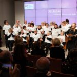 Patricia Kelly Instagram - Am vergangenen Freitag habe ich im Rahmen des 30. Jubiläums der @schlaganfallhilfe mit ganz tollen Menschen singen dürfen, dem Aphasie Chor Berlin. In diesem Chor singen Menschen, die in Folge eines Schlaganfalls in der Sprache beeinträchtigt sind, denen das Singen aber hilft, sie wieder zu erlernen. Schon bei den Proben hatte ich Gänsehaut und noch mehr, als sie dann später bei „An Angel“ und „Amazing Grace“ eingestimmt haben. 🙏🏻🙏🏻 Immer wieder habe ich an meinen eigenen Papa denken müssen… Es war ein hochemotionaler Abend und für mich eines der absoluten Highlights in diesem Jahr. Ich möchte hiermit jedem einzelnen von ihnen danken. Danke, dass ich mit euch auf der Bühne stehen durfte, ich werde das nie vergessen!! Ich bin ehrlich, ich war vor diesem Auftritt aufgeregter, als bei einem Konzert vor 20.000 Menschen. Wir wollten einen tollen Abschluss für diese wundervolle Veranstaltung und ich glaube, das war es am Ende auch. Nicht wegen mir, sondern wegen dieser Menschen, die trotz ihres Schicksals im Leben stehen und sich regelmäßig zum gemeinsamen Singen treffen. Ich weiß, ich wiederhole mich, aber großer Dank an die Stiftung Deutsche Schlaganfall-Hilfe, Frau Liz und Brigitte Mohn, allen Mitarbeitern und Spendern, die diese wichtige Sache unermüdlich unterstützen. 🙏🏻 God bless you Patricia Spread the word, spread awareness 📸: Caro Hoene #gemeinsamstark #stroke #schlaganfall #jedenkannestreffen #aphasie #aphasiechorberlin #emotional #schlaganfallhilfe #botschafterin #patriciakelly #kellyfamily #thekellyfamily