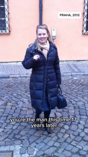 Patricia Kelly Instagram - Ihr Lieben, mir ist heute dieses kleine Video in die Hände gefallen, das 2012 entstanden ist... Damals war ich gemeinsam mit Denis für ein Konzert in Prag und natürlich waren wir auch in der Straße, in der „First Time“ gedreht wurde. Ein doppelter #throwback also... 🕞🕖
Heute würde ich das Script zum Video wahrscheinlich etwas anders machen, weniger dramatisch. Aber damals sollte die Verzweiflung und Hoffnungslosigkeit dieser Frau deutlich werden. Nächstes Jahr wird das Video bereits 30 Jahre alt, aber so lange wollte ich mit diesem kleinen Rückblick nicht warten 🤓😂
Schaut doch nochmal ins „First Time“ -Video, wenn ihr Lust habt und teilt eure Gedanken dazu mit mir ❤️ 
#memories #videoclip #firsttime #prag #praha #street #drehort #erinnerungen #patriciakelly #kellyfamily #thekellyfamily