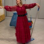 Patricia Kelly Instagram - Dancing into the weekend like… 😂💃🎊🎄 Und ihr so?? #christmaswithyou #weihnachten #christmas #dancelikenooneiswatching #fun #tanzen #backstage #patriciakelly #kellyfamily #thekellyfamily