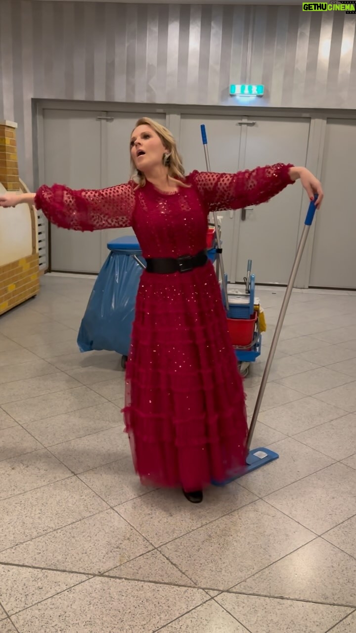 Patricia Kelly Instagram - Dancing into the weekend likeβ¦ ππππ Und ihr so?? #christmaswithyou #weihnachten #christmas #dancelikenooneiswatching #fun #tanzen #backstage #patriciakelly #kellyfamily #thekellyfamily