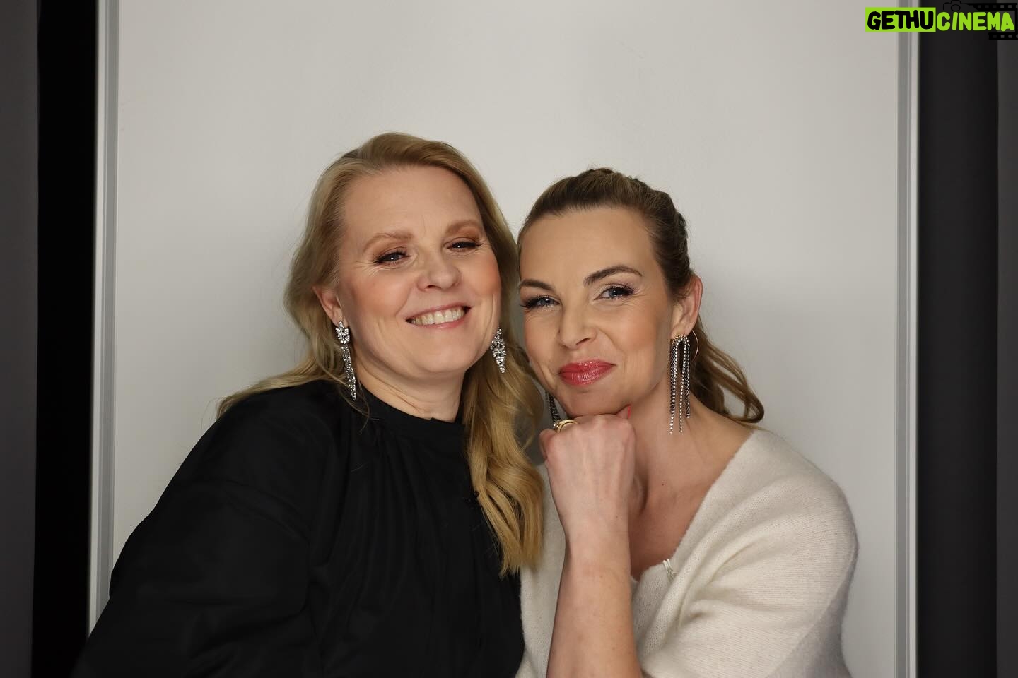 Patricia Kelly Instagram - In der Fotobox wurde am Ende der Sendung noch einmal gekuschelt! 🥰 Schön, dass du bei uns warst, liebe @patriciakelly.official ! ❤️ #galaloves #galagoestv #galaimtv #annikalau #patriciakelly