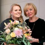 Patricia Kelly Instagram - Am vergangenen Freitag habe ich im Rahmen des 30. Jubiläums der @schlaganfallhilfe mit ganz tollen Menschen singen dürfen, dem Aphasie Chor Berlin. In diesem Chor singen Menschen, die in Folge eines Schlaganfalls in der Sprache beeinträchtigt sind, denen das Singen aber hilft, sie wieder zu erlernen. Schon bei den Proben hatte ich Gänsehaut und noch mehr, als sie dann später bei „An Angel“ und „Amazing Grace“ eingestimmt haben. 🙏🏻🙏🏻 Immer wieder habe ich an meinen eigenen Papa denken müssen… Es war ein hochemotionaler Abend und für mich eines der absoluten Highlights in diesem Jahr. Ich möchte hiermit jedem einzelnen von ihnen danken. Danke, dass ich mit euch auf der Bühne stehen durfte, ich werde das nie vergessen!! Ich bin ehrlich, ich war vor diesem Auftritt aufgeregter, als bei einem Konzert vor 20.000 Menschen. Wir wollten einen tollen Abschluss für diese wundervolle Veranstaltung und ich glaube, das war es am Ende auch. Nicht wegen mir, sondern wegen dieser Menschen, die trotz ihres Schicksals im Leben stehen und sich regelmäßig zum gemeinsamen Singen treffen. Ich weiß, ich wiederhole mich, aber großer Dank an die Stiftung Deutsche Schlaganfall-Hilfe, Frau Liz und Brigitte Mohn, allen Mitarbeitern und Spendern, die diese wichtige Sache unermüdlich unterstützen. 🙏🏻 God bless you Patricia Spread the word, spread awareness 📸: Caro Hoene #gemeinsamstark #stroke #schlaganfall #jedenkannestreffen #aphasie #aphasiechorberlin #emotional #schlaganfallhilfe #botschafterin #patriciakelly #kellyfamily #thekellyfamily