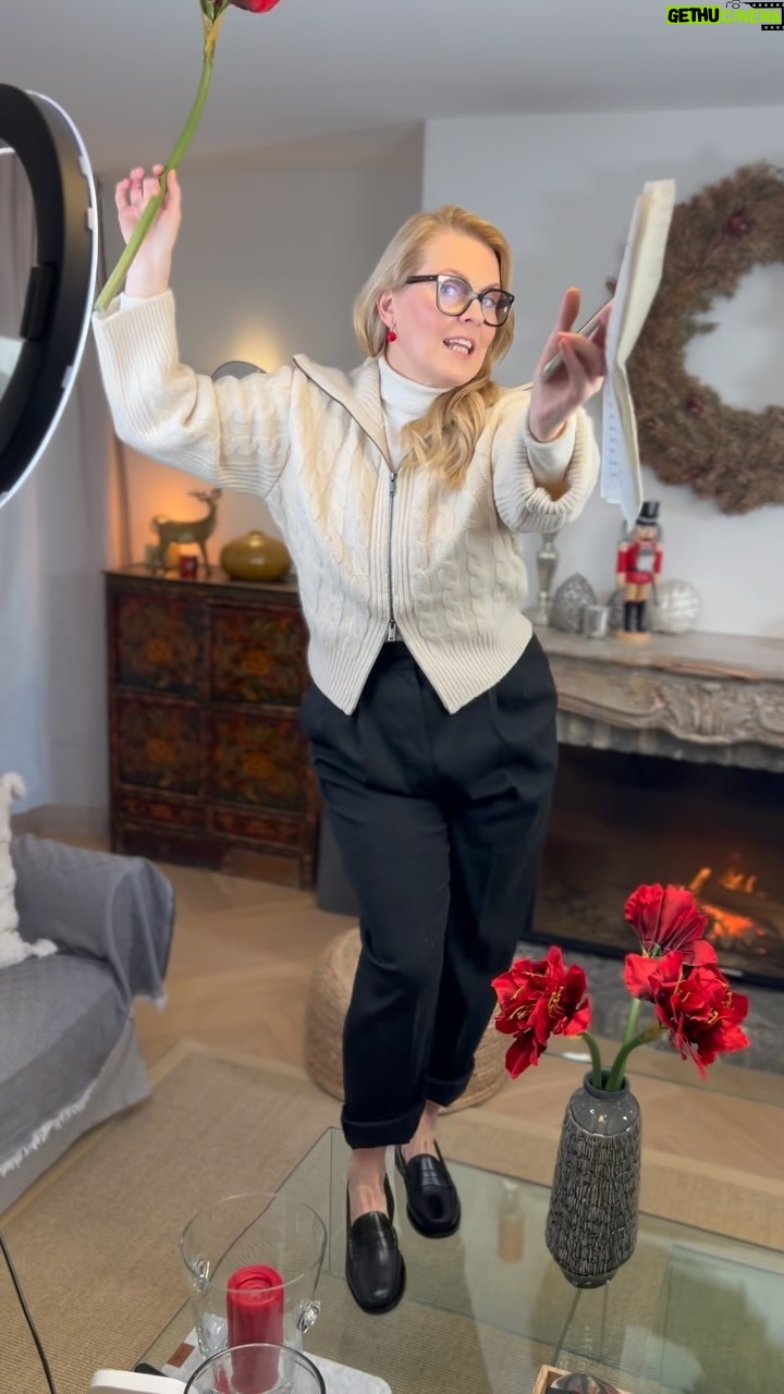 Patricia Kelly Instagram - Habt ihr schon „Christmas With You“ gehört?? 🎉♥️🎁 Jetzt auf allen Streaming Plattformen 🎉🎄 👉🏻 https://umg.lnk.to/ChristmasWithYou #christmas #christmaswithyou #weihnachten #song #jetzthören #music #artist #patriciakelly #kellyfamily #thekellyfamily #youarespecial