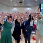 Patricia Kelly Instagram - mut und motivation Keynote-Vortrag im Alfried Krupp Krankenhaus: Auf Einladung des Vereins Moyamoya Freunde und Förderer e.V. hielt Patricia Kelly eine mitreißende Rede zum Thema „Resilienz, Mut & Motivation – Nach Krankheiten erfolgreich Krisen überwinden“. Die Sängerin und Songwriterin wurde schon in jungen Jahren mit ihrer Familie, der „Kelly Family“, bekannt und ist auch als Solokünstlerin erfolgreich. Sie selbst musste in der Vergangenheit Krankheitserfahrungen machen und engagiert sich deshalb mit viel Herz als ehrenamtliche Botschafterin in der Stiftung Deutsche Schlaganfall Hilfe. Moyamoya ist eine mögliche Ursache für Schlaganfälle bei jungen Patienten. moyamoya.de #Moyamoya #MoyamoyaSyndrom #JungerSchlaganfall #schlaganfall #strokeawareness #MoyamoyaAwareness #MoyamoyaWarrior #SelteneKrankheit #SelteneKrankheiten #SelteneErkrankung #SeltenSindViele #RareDisease #InvisibleDisease #UnsichtbareKrankheit #AlfriedKruppKrankenhaus #vascern #stadtessen #medizin #arzt #neurologie #neurochirurgie #vasculardisease #keynotespeaking #instatipsandtricks #kellyfan #kellyfamily #motivation #mut #resilienz @dgn_ev @rarediseasedayofficial @schlaganfallhilfe @patriciakelly.official @moyamoya_freunde_und_foerderer