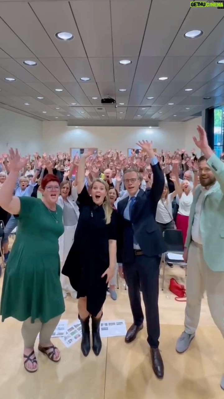 Patricia Kelly Instagram - mut und motivation Keynote-Vortrag im Alfried Krupp Krankenhaus: Auf Einladung des Vereins Moyamoya Freunde und Förderer e.V. hielt Patricia Kelly eine mitreißende Rede zum Thema „Resilienz, Mut & Motivation – Nach Krankheiten erfolgreich Krisen überwinden“. Die Sängerin und Songwriterin wurde schon in jungen Jahren mit ihrer Familie, der „Kelly Family“, bekannt und ist auch als Solokünstlerin erfolgreich. Sie selbst musste in der Vergangenheit Krankheitserfahrungen machen und engagiert sich deshalb mit viel Herz als ehrenamtliche Botschafterin in der Stiftung Deutsche Schlaganfall Hilfe. Moyamoya ist eine mögliche Ursache für Schlaganfälle bei jungen Patienten. moyamoya.de #Moyamoya #MoyamoyaSyndrom #JungerSchlaganfall #schlaganfall #strokeawareness #MoyamoyaAwareness #MoyamoyaWarrior #SelteneKrankheit #SelteneKrankheiten #SelteneErkrankung #SeltenSindViele #RareDisease #InvisibleDisease #UnsichtbareKrankheit #AlfriedKruppKrankenhaus #vascern #stadtessen #medizin #arzt #neurologie #neurochirurgie #vasculardisease #keynotespeaking #instatipsandtricks #kellyfan #kellyfamily #motivation #mut #resilienz @dgn_ev @rarediseasedayofficial @schlaganfallhilfe @patriciakelly.official @moyamoya_freunde_und_foerderer