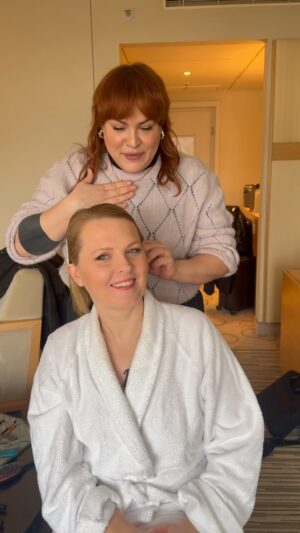 Patricia Kelly Instagram - Ihr Lieben, die Fragen aller Fragen: in wen wart ihr damals verliebt?? 😍😍
Ich bin heute in Berlin und meine Make Up Artist @sarahhartgens war damals auch am Hausboot unterwegs 😅😅 Lasst mich wissen, wie war das bei euch?? #frageallerfragen #paddyoderangelo #hausboot #köln #kellyfansareepic #patriciakelly #kellyfamily #thekellyfamily