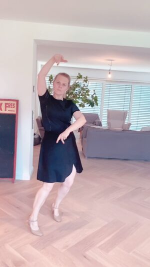 Patricia Kelly Instagram - #throwback to vor drei Jahren, ein paar Kilos weniger und ein bisschen Fitness mehr 😅💃😂 Wir geben nicht auf 😂 
Habt eine gute Woche ❤️ #vengachica #throwbacktuesday #fun #dance #wirsindgutwiewirsind #haveagoodday #patriciakelly #kellyfamily #thekellyfamily