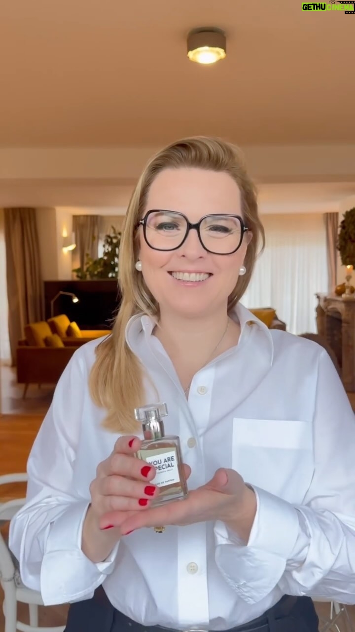 Patricia Kelly Instagram - Outtakes!! 🙈🙈 Wenn du es besonders gut machen willst… 😁🫠🤭😁 Parfüm bestellen: 👉🏻 www.patricia-kelly.beauty (Link in Bio & Stories) #youarespecial #ankündigung #outtakes #siebenundzwanzigversuche #video #parfüm #madeinitaly #patriciakelly #kellyfamily #thekellyfamily
