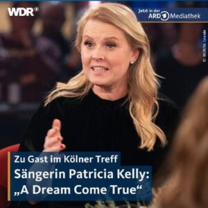 Patricia Kelly Instagram - • Sängerin Patricia Kelly im „Kölner Treff“ • 
 
Von der Pariser Metro ins große Stadion: Gemeinsam mit ihren Geschwistern wurde @patriciakelly.official als die „Kelly Family“ weltberühmt. Doch der Weg dorthin war lang und hart. Als Patricia 12 war, starb ihre Mutter, ihr Vater wurde depressiv. Die Familie hatte kein Geld mehr und sie und ihre große Schwester Kathy mussten sich um die jüngeren Geschwister kümmern. Als Straßenmusiker:innen verdienten sie sich etwas dazu – unter anderem in der Pariser Metro, um der Winterkälte wenigstens etwas zu entgehen. Im „Kölner Treff“ hat sie erzählt, wie dort der Traum entstand, einmal riesige Stadien zu füllen und wie diese Vision sie zum Weitermachen antrieb. 
 
Heute ist Patricia Solokünstlerin und geht bald wieder auf Tour. Mit @mickybeisenherzoffiziell hat sie außerdem über ihre Rolle als Mutter gesprochen und welche Bedeutung das deutsche Publikum für sie hat. 
 
Außerdem zu Gast waren die Schauspielerin Anke Engelke, der Geschäftsführer von „action medeor” @christophbonsmann, der Schauspieler @sebastianstroebel_official, die "Care"-Referentin für Nothilfekommunikation Sarah Easter (@sar_lou_eas), der Radio-Moderator @janmalteandresen und die Lehrerin Nataliia Klochanina (@klochanina). 
 
Die „Kölner Treff“-Sendung am 1. Dezember war eine Sonderfolge zur WDR Spendenaktion „Der Westen hilft“. Vom 1. Dezember bis zum 22. Dezember sammelt der WDR dabei Geld für Mütter in Not. Die komplette Folge vom „Kölner Treff“ findet ihr in der @ardmediathek. Den Link dazu gibt’s in der Story. 
. 
. 
. 
. 
#PatriciaKelly #KellyFamily #KoelnerTreff #MickyBeisenherz #SusanLink #WDR #ARDMediathek
 
@susanlink_official @care_deutschland