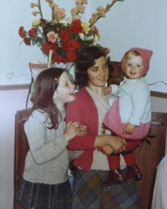 Patricia Kelly Instagram - Thank you everyone for the happy birthday wishes 🥰❤ Danke für die lieben Glückwünsche zu meinem Geburtstag ❤😍 Auf diesem kleinen Bild seht ihr mich mit meiner Patentante Leo (Tia Narcisas Tochter) und meiner lieben Schwester @kathykellyofficial - love you to the moon and back sis!! ♥️ Ich fühle mich sehr gesegnet, dass ich eine so wunderschöne und glückliche Kindheit hatte und bin ich meinen Eltern und meinem ganzen Umfeld unglaublich dankbar dafür. Auch für jedes neue Jahr, das Gott mir schenkt 🙏🏻 Danke an jeden einzelnen von euch für euren support, all my love to you ♥️ Patricia #birthday #wishes #thankyou #kellyfansareepic #Geburtstag #danke #grateful #childhood #kindheit #patriciakelly #kellyfamily #thekellyfamily