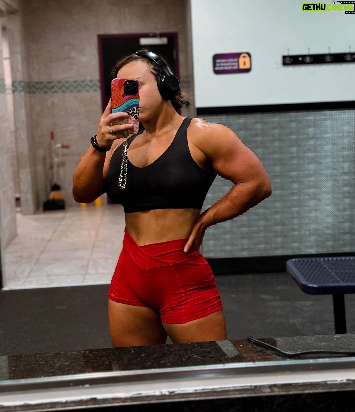 Patricia Parker Instagram - Landed in Buffalo yesterday, hit cardio, then drove across the border for a show. Won my match, met some awesome people, and got a goodie bag to top the night off π The hospitality @toptier_wrestling is top tier ππΌππΌππΌ Swipe to the end to see the best sign π₯°π₯°π₯° πΈ @_alwaysrach_