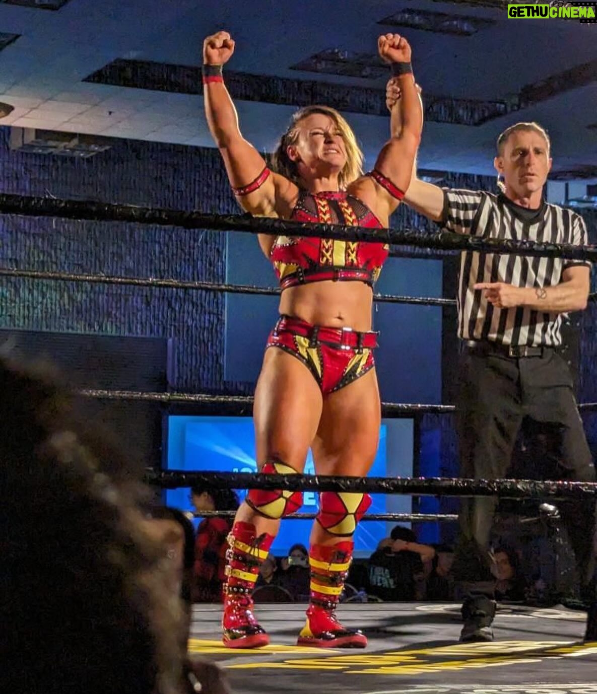 Patricia Parker Instagram - Landed in Buffalo yesterday, hit cardio, then drove across the border for a show. Won my match, met some awesome people, and got a goodie bag to top the night off π The hospitality @toptier_wrestling is top tier ππΌππΌππΌ Swipe to the end to see the best sign π₯°π₯°π₯° πΈ @_alwaysrach_