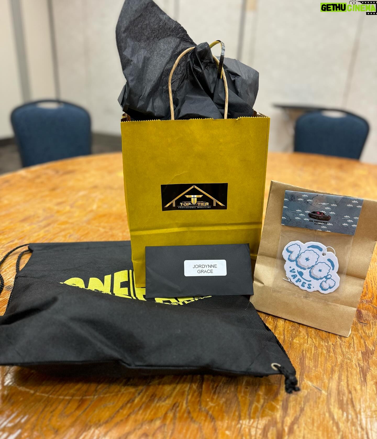 Patricia Parker Instagram - Landed in Buffalo yesterday, hit cardio, then drove across the border for a show. Won my match, met some awesome people, and got a goodie bag to top the night off π The hospitality @toptier_wrestling is top tier ππΌππΌππΌ Swipe to the end to see the best sign π₯°π₯°π₯° πΈ @_alwaysrach_
