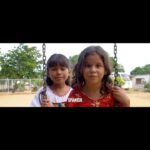 Patricia Velásquez Instagram - En solo un año #OrquestaYCoroNúcleoWayuuTaya Patricia Velásquez, presidenta de la Fundación Wayuu Taya, durante la Gala 20° Aniversario de la Fundación Wayuu Taya, el pasado 30 de octubre en la ciudad de Nueva York, mostró el compromiso y trabajo que con amor y respeto se realiza en su fundación para alcanzar el desarrollo sustentable que permite apoyar a los niños y jóvenes de la Comunidad Wayuu, quienes reciben educación y cuidados a través de sus diferentes programas de atención. Nuestro director musical Gustavo Dudamel, invitado al evento, presentó este hermoso video de los integrantes de la recién conformada Orquesta y Coro del Núcleo Wayuu Taya, interpretando Singing all together de Thord Gummensson bajo la dirección de los maestros Yanina Albornoz y Rafael Petete. El Sistema institución con ese mismo compromiso para construir un mundo mejor a través de su modelo de educación musical inclusiva y de alto impacto social, el cual se evidencia en estas imágenes, celebra y aplaude de pie estas alianzas que brindan cada vez más espacios de atención y compromiso con el gran potencial y alcance de nuestros niños y jóvenes. #RHYTHMOFCREATIVITYFIOREPROJECT @wayuutaya @gustavodudamel @elsistemazulia @wayuuprincess @giustrafdn @fgiustra @acceso_org @coreresponse @haroldmont @by.preda @ottos09 @musichealsint @rafaelpatete @yaninaalbornoz @elsistema_ #voluntarios #equipo @gondastudio @samuelhabla