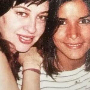 Patricia Velásquez Instagram - Conocí a Patricia hace muchos años en Nueva York, cuando era una de las más cotizadas modelos del mundo. Estrenaba yo El Aplauso va por Dentro, que producía Carolina Herrera en esa ciudad y la llamé para invitarla. No nos conocíamos y ella fue. Recuerdo su calidez y autenticidad, y esa noche me invitó a cenar. Desde entonces hemos cosechado una amistad sólida, profunda, de esas que no son nada comunes. A lo largo de estos años he visto en Patricia su vocación de entrega y compromiso con la Fundación Wayuu Taya que ha cambiado en la región de La Guajira colombo-venezolana, una de las regiones más pobres del planeta, la vida de miles de personas. En un lugar donde moría un niño al día, hoy son miles los que estudian en las escuelas que ha inaugurado allí Patricia y su maravilloso equipo. Una tarea titánica, muy compleja y difícil de sacar adelante. El trabajo arduo de Patricia, su compromiso y dedicación incansable, no sólo ha salvado vidas, también ha construido un futuro sustentable y  de autogestión para toda una comunidad. Celebro con gran emoción el 20 aniversario de Wayuu Taya, a todo el equipo de esta fundación, y a Patricia, su visión y su valor como mujer venezolana. Un ejemplo que inspira a millones alrededor del mundo.