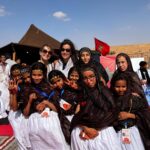 Patricia Velásquez Instagram - Tuve el inmenso privilegio y honor de representar a la UNESCO como artista por la paz en el Tan Tan Moussem. Fue realmente una experiencia inolvidable que me llenó de orgullo y gratitud. El Tan Tan Moussem es un testimonio de la riqueza y vitalidad de este evento del patrimonio cultural inmaterial de la UNESCO. Es una reunión única que reúne a tribus nómadas de la región sahariana de Marruecos y más allá. El festival sirve como plataforma para que estas tribus celebren su cultura compartida, forjen conexiones sociales y comerciales, y preserven sus tradiciones centenarias. Desde el momento en que llegamos, fuimos recibidos con calidez por todos en la Fundación Almouggar, la fuerza impulsora detrás de la preservación y promoción del Moussem. Nos abrieron sus corazones y sus hogares, compartiendo sus historias, tradiciones y delicias culinarias. El sentido de comunidad y conexión era palpable, ya que nos unimos para celebrar nuestra humanidad compartida a través del arte y la cultura. Juntos, celebremos el Tan Tan Moussem y apoyemos a la Fundación Almouggar en su noble misión. Al hacerlo, contribuimos a la preservación y promoción de nuestro patrimonio colectivo, asegurando que las futuras generaciones también puedan deleitarse con la magia de este festival excepcional. #unesco #tantanmoussem #moussemtantan #foundationalmouggar @fondation_al_mouggar @unesco @unesco_es . Gracias por la edición @damiengiron @demntours