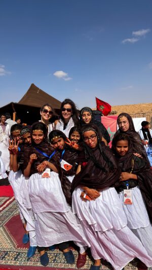 Patricia Velásquez Instagram - Tuve el inmenso privilegio y honor de representar a la UNESCO como artista por la paz en el Tan Tan Moussem. Fue realmente una experiencia inolvidable que me llenó de orgullo y gratitud.

El Tan Tan Moussem es un testimonio de la riqueza y vitalidad de este evento del patrimonio cultural inmaterial de la UNESCO. Es una reunión única que reúne a tribus nómadas de la región sahariana de Marruecos y más allá. El festival sirve como plataforma para que estas tribus celebren su cultura compartida, forjen conexiones sociales y comerciales, y preserven sus tradiciones centenarias.

Desde el momento en que llegamos, fuimos recibidos con calidez por todos en la Fundación Almouggar, la fuerza impulsora detrás de la preservación y promoción del Moussem.

Nos abrieron sus corazones y sus hogares, compartiendo sus historias, tradiciones y delicias culinarias. El sentido de comunidad y conexión era palpable, ya que nos unimos para celebrar nuestra humanidad compartida a través del arte y la cultura.

Juntos, celebremos el Tan Tan Moussem y apoyemos a la Fundación Almouggar en su noble misión. Al hacerlo, contribuimos a la preservación y promoción de nuestro patrimonio colectivo, asegurando que las futuras generaciones también puedan deleitarse con la magia de este festival excepcional. #unesco #tantanmoussem #moussemtantan #foundationalmouggar @fondation_al_mouggar @unesco @unesco_es . Gracias por la edición  @damiengiron @demntours