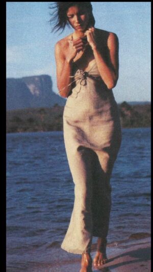Patricia Velásquez Instagram - By #SheilaMetzner in #Canaima for #harpersandqueen #fashion #photography @gettymuseum @sheilametzner